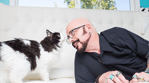 Jackson Galaxy with a cat